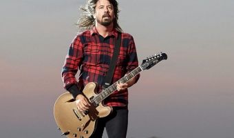 Фронтмен Foo Fighters во время концерта снова упал со сцены. Но это оказалось шуткой с контекстом