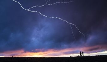 Почему не стоит снимать надвигающуюся грозу для своих сторис. Молнии могут оказаться против съёмки