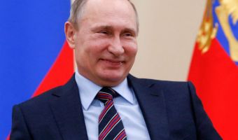 Путин пошутил над фамилией дипломата Небензи и предложил его переименовать. Теперь в сети шутят над Путиным