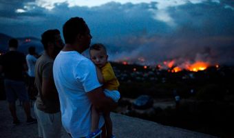 В Греции сильнейшие за последние годы пожары. Огонь пожирает уже несколько городов, и это по-настоящему жутко