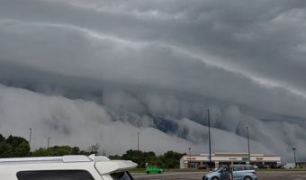 В Америке рядом с озером встала гигантская стена из облаков, похожая на цунами. Она даже двигалась!