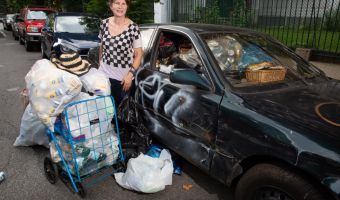 Бабулю из Нью-Йорка не любили соседи за горы мусора в квартире. Никто не догадывался, кто она на самом деле