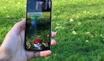 Дедуля так круто играет в Pokemon Go, что молодёжь отдыхает. Всё благодаря смекалочке (и куче денег)