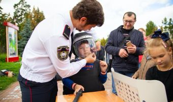 Суровый первоклассник примерил форму ОМОНа на параде в Челябинске. И люди забеспокоились, зачем ему дубинка