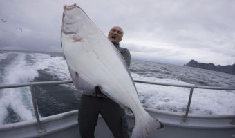 Рыбак выловил в море палтуса, но тот сорвался с крючка. Тогда мужчина применил борцовские навыки