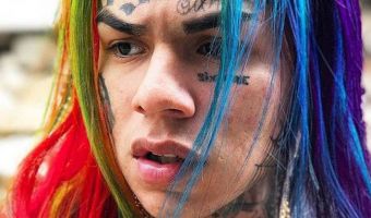 На рэпера Tekashi69 напали на концерте в Москве. Но нападавшему досталось куда больше, чем музыканту