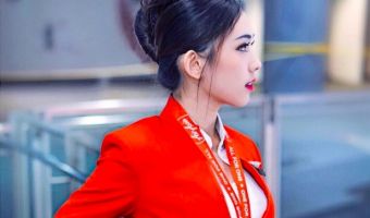 Парень сел на рейс AirAsia и нашёл самую красивую стюардессу. Люди, которые её видят, не решаются спорить