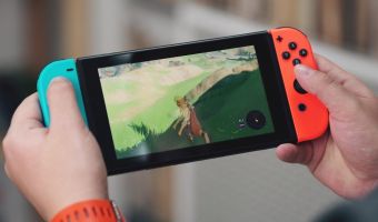 Парень послал младшему брату Nintendo Switch, но мать сказала, что он от Санты. Такой подставы никто не ожидал