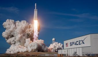 Илон Маск показал первый снимок космического корабля Space X Starship. Но всем жалко астронавта