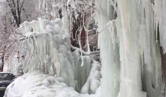 В Саратове гигантские сосульки угрожают жизни горожан. Но те стараются не унывать и даже придумали челлендж