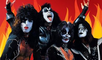 Гитарист играл Kiss и загорелся прямо на сцене. Он отреагировал на это так, как может только настоящий рокер