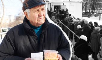 81-летний советский изобретатель в очереди за бесплатным супом. Негодование пикабушников бьёт все рекорды