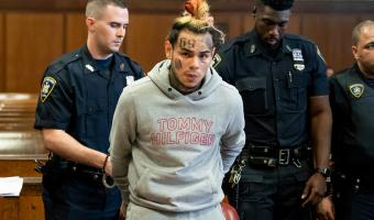 Рэпера Tekashi 6ix9ine приговорили к тюрьме, и фаны в ужасе. Но повод порадоваться всё же есть, и он очевиден