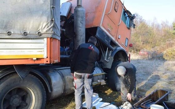 Дальнобойщику помогли жители другой страны, но теперь ему будет труднее вернуться на родину - всё из-за машины