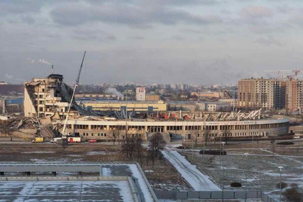 В Санкт-Петербурге снесли огромный спорткомплекс. Видео эпичное, а ситуация страшная, рабочий не успел убежать