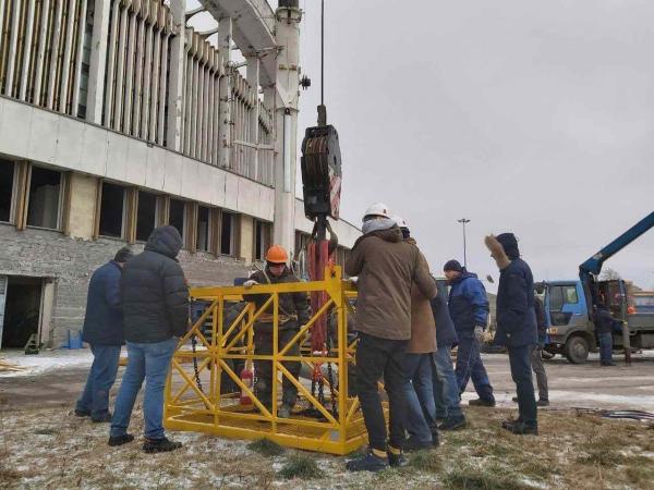 В Санкт-Петербурге снесли огромный спорткомплекс. Видео эпичное, а ситуация страшная, рабочий не успел убежать