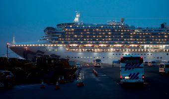 Первые два человека умерли от коронавируса на круизном лайнере Diamond Princess. Ещё два россиянина заразились