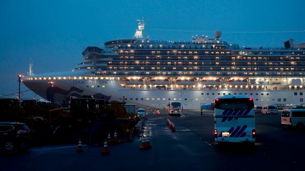 Первые два человека умерли от коронавируса на круизном лайнере Diamond Princess. Ещё два россиянина заразились