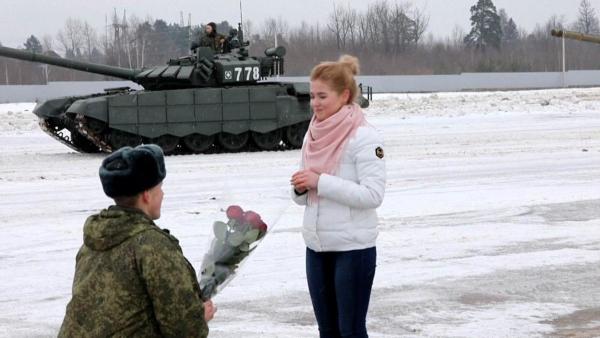 Букет роз, обручальное кольцо и 16 танков. Лейтенант так позвал девушку замуж, что она не смогла отказать