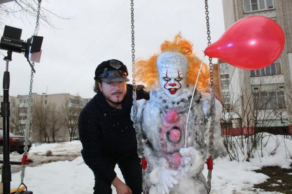 «Приезжай в Саров, Джорджи, тут все летают". Россиянин слепил снежного Пеннивайза на кладбище плюшевых мишек