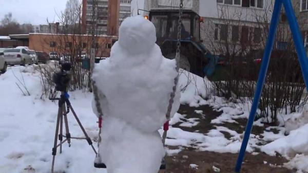 «Приезжай в Саров, Джорджи, тут все летают". Россиянин слепил снежного Пеннивайза на кладбище плюшевых мишек