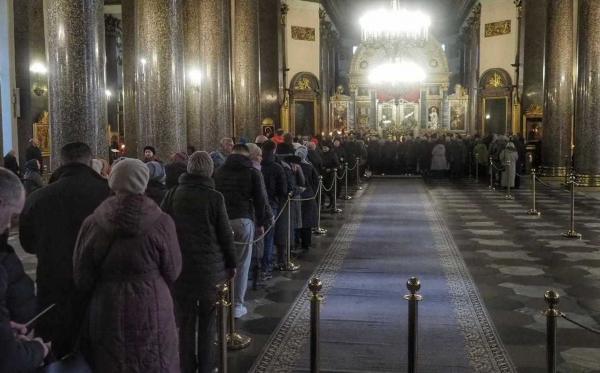 В корейской церкви 46 прихожан заразились COVID-19, выпив из одной бутылки. РПЦ такой опыт, похоже, не волнует