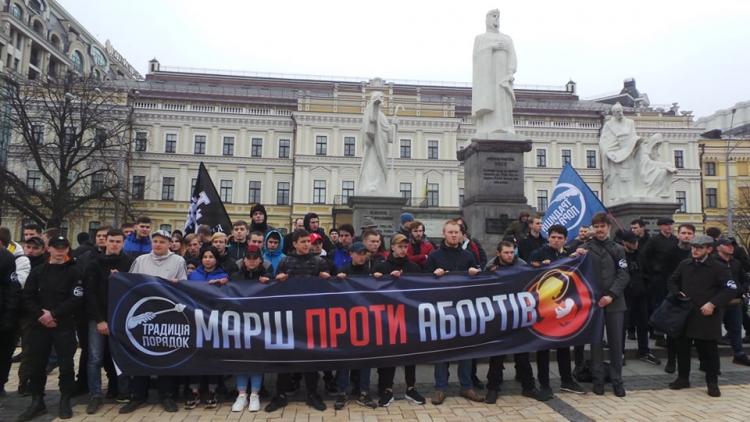 На Марш женщин принесли гроб с феминизмом. И люди пришли в восторг - пока не поняли, что эти похороны не шутка