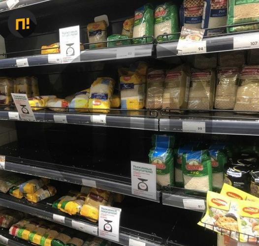 Spar ввёл лимит на гречку, а "Ашан" - телегу на чёрный день. Так магазины борются с массовой истерией