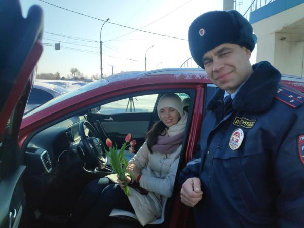 Новосибирские автоинспекторы вручили женщинам не штрафы, а цветы. Но мужчины недовольны, и поводов немало