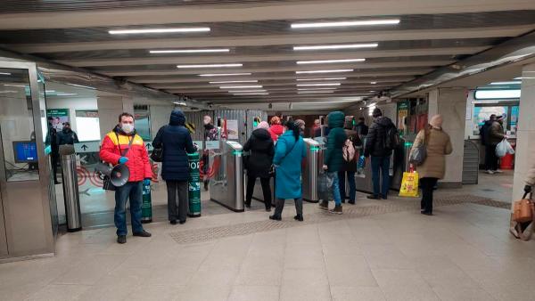 На метро в Москве теперь можно ездить только по "Тройке" с пропуском. Но люди свободно проходят в подземку