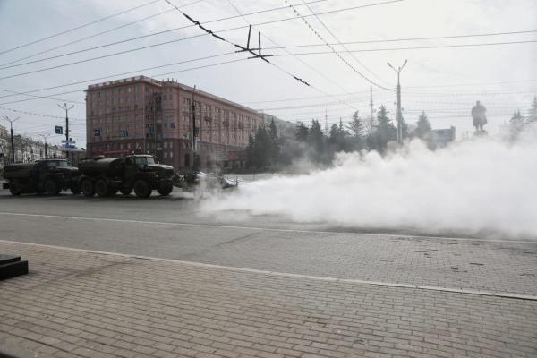 Челябинск дезинфицируют с помощью аэродромной спецтехники. И видео чистки - будто хроники апокалипсиса