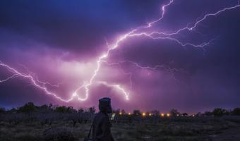 Мужчина пошутил, что в него ударит молния, и тут же рухнул на землю. Природа доказала: у неё шутки ещё смешнее