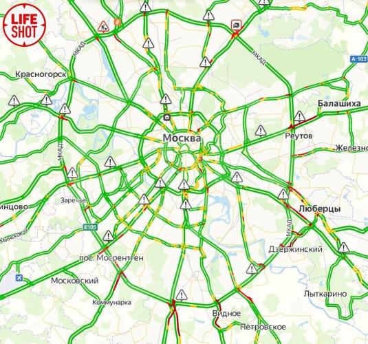 Пропускной режим заработал в Москве. В метро и на дорогах уже появились заторы, а водителей пугают штрафами