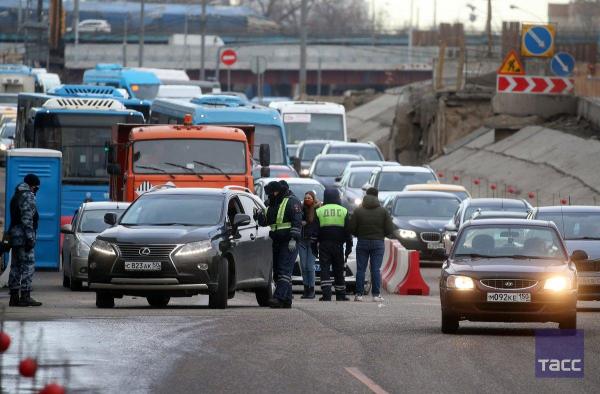 Пропускной режим заработал в Москве. В метро и на дорогах уже появились заторы, а водителей пугают штрафами