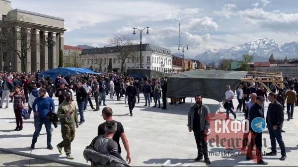 Во Владикавказе начались стихийные митинги. Коронавирус не разогнал людей по домам, а вывел на улицы