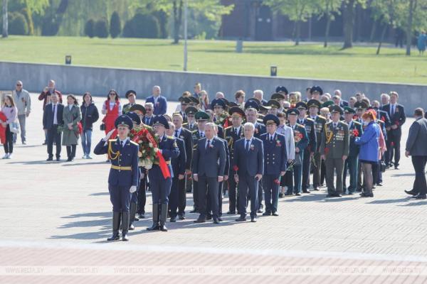 Парад Победы в Минске прошёл с размахом. И, судя по фото ветеранов, не один Лукашенко не боится коронавируса