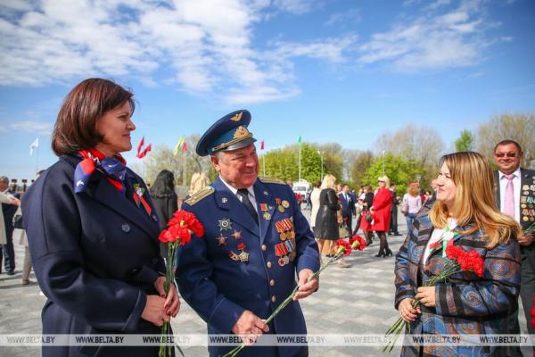 Парад Победы в Минске прошёл с размахом. И, судя по фото ветеранов, не один Лукашенко не боится коронавируса