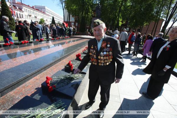 Парад Победы в Минске прошёл с размахом. И, судя по фото ветеранов, не один Лукашенко не боится коронавируса