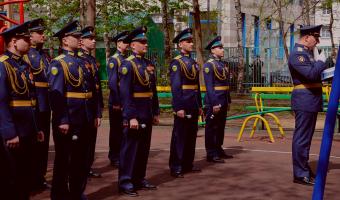 Ветеран в Москве получил трогательное поздравление — песни под окнами. Но на фото с ансамблем что-то не так