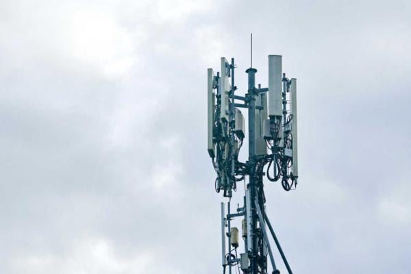 Бизнесмен заработал $500 000 на вышках 5G. Он не Билл Гейтс, но его крем (якобы) от излучений продаётся на ура