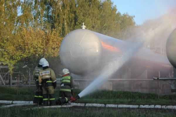 В Казани - режим ЧС, но виноват не коронавирус. После взрыва в городе всю ночь горело газовое хранилище