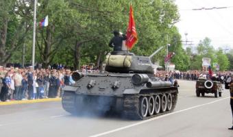 Легендарный Т-34 впечатлил зрителей парада Победы в Севастополе. Старенький танк чуть не въехал в толпу