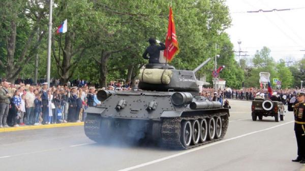 Легендарный Т-34 припугнул зрителей парада Победы в Севастополе. Старенький танк чуть не въехал в толпу