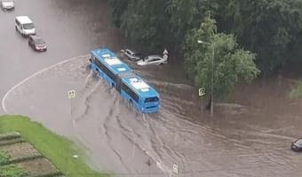 «Всплытие из бункера». Москва утонула под водой, но людей спасают мемы про власть и новые – сухие бордюры