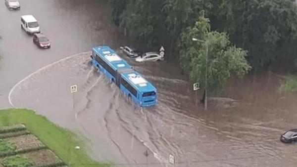 «Всплытие из бункера». Москва утонула под водой, но людей спасают мемы про власть и новые – сухие бордюры