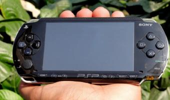 Владельцы PSP сдули пыль с консолей и забили тревогу из-за их батарей. Ведь с годами они превратились в бомбы