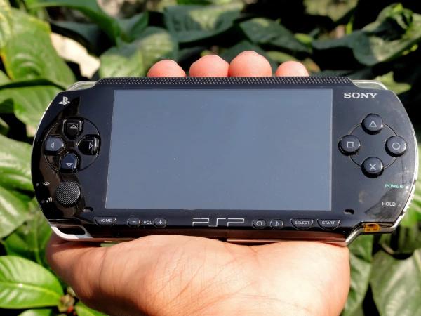 Владельцы PSP сдули пыль со своих консолей и забили тревогу в Сети. Ведь с годами они превратились в бомбы