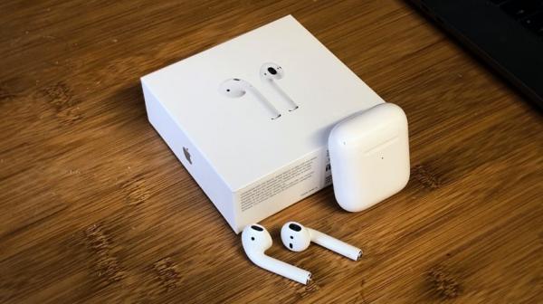 Сын дал маме AirPods, но забыл, что они подключены к телефону. Теперь женщина знает о парне больше, чем хотела