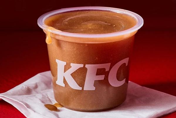 Работник KFC показал, как делается популярный соус. Любители курочки уверены: больше они его не закажут