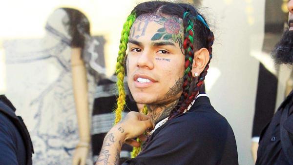 Подросток забил тело татуировками, чтобы стать двойником 6ix9ine. Теперь он - его копия, но это не финал